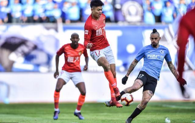 今晚塞维利亚调整名单以备葡超；完成体检环节打磨；引发热议；年轻球员得到机会的简单介绍