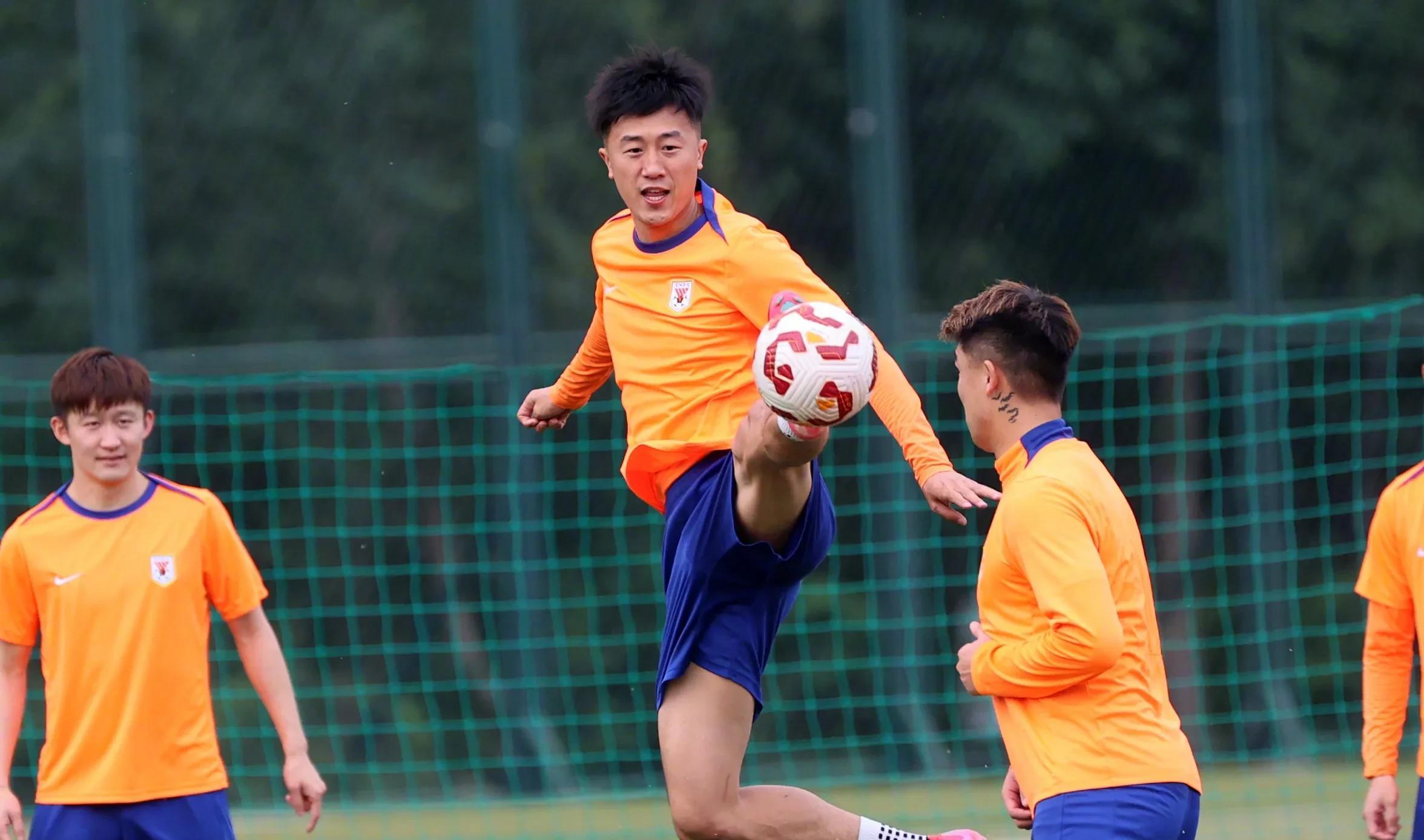 今晨体能课后；里昂回应争议备战中超；气氛紧张；临场指挥获称赞(杨瀚森持球单打被吹进攻犯规)-开云首页